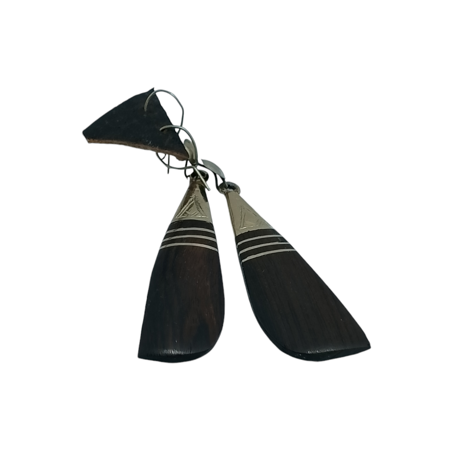 Boucles d’oreilles en forme de long triangle de couleur noire avec un design fait à la main par les gens de Touareg