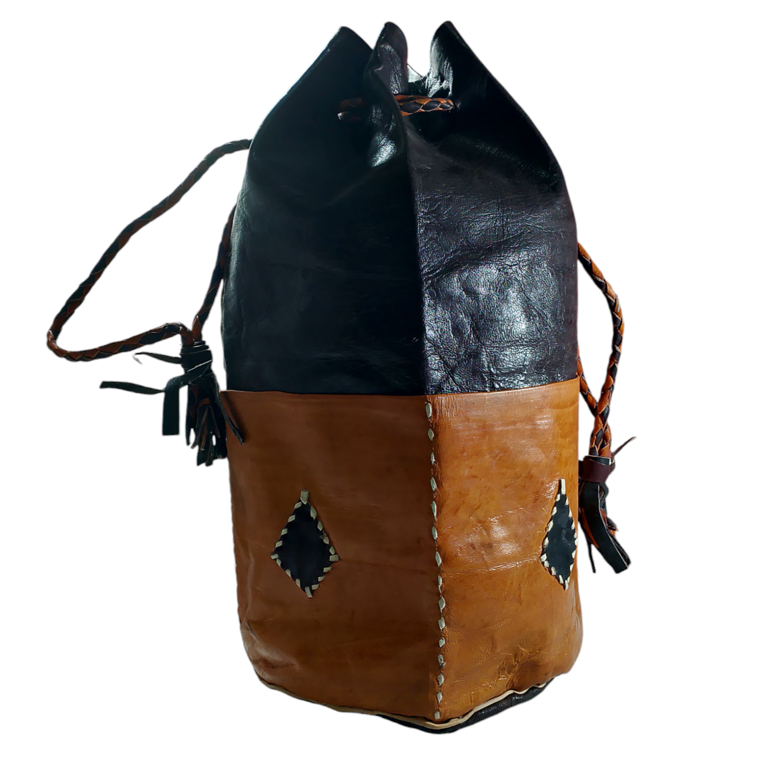 Sac à dos en cuir noire et orange avec 4 pochettes dans les cotés et un cordon de serrage fait main par les gens de Touareg 37.5 cm